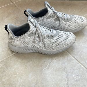 Womens Adidas Sneaker 6.5